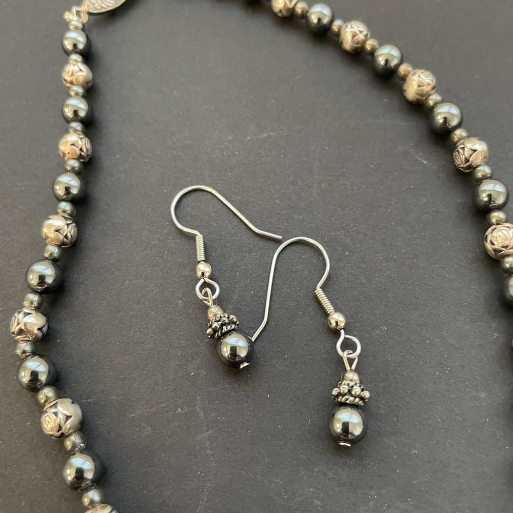 Necklace with matching earrings- gray & silver color - Picture 6 of 6